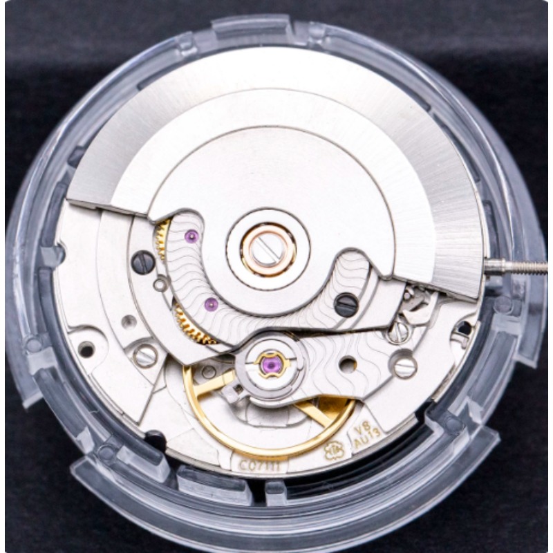 Loook Store ETA C07.111 V8 認定自 - Watch V8 のレビューと価格